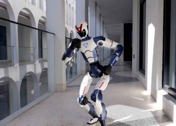 Humanoid robot turns heads at NYC sneaker store