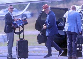 Bill Clinton seen leaving airport with defibrillator, sparking health fears