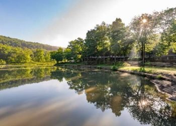 Family vacation hotspot on edge after parents randomly murdered in front of their kids