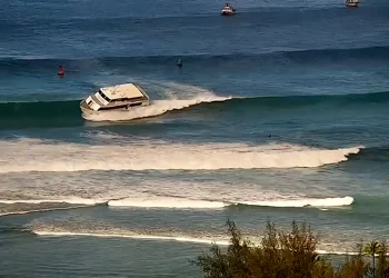 75-foot boat surfs wave, runs aground in Hawaii