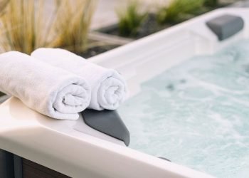 Elderly women rescued from hot tub at remote Kentucky cabin