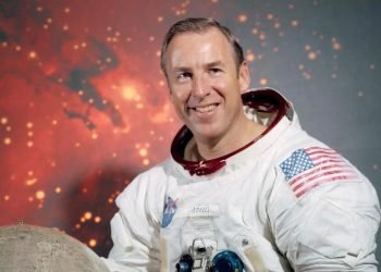 Famed Apollo 13 moon mission commander Jim Lovell dead at 97