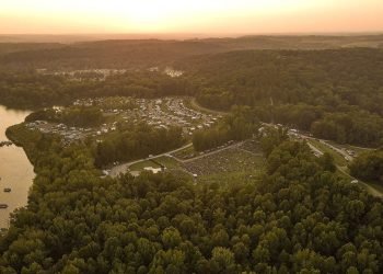Ohio mother crashes golf cart into lake, resulting in grim underwater discoveries