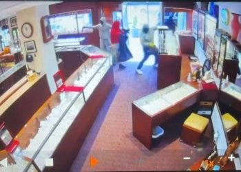 Masked robbers pull off brazen midday heist at Seattle jewelry store in under two minutes