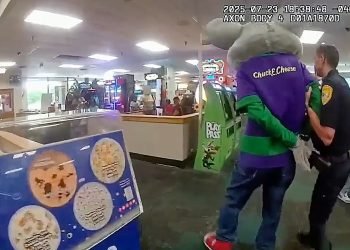 Kids watch as Chuck E. Cheese mascot gets arrested for alleged credit card theft