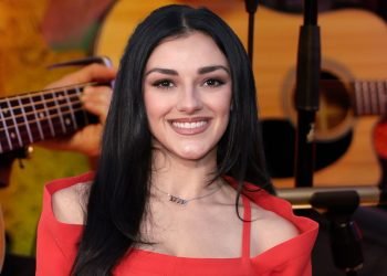 Country artist refuses to ‘bend the knee’ when told to remove American flag from social media