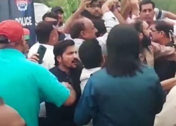 Scuffle erupts during Aleema Khan’s media talk outside Adiala Jail