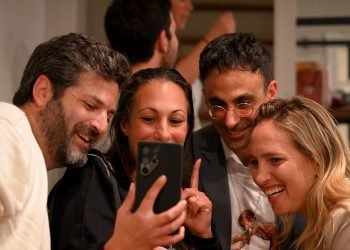 Trump praised during phone call with hostage families after Hamas agrees to peace plan: video